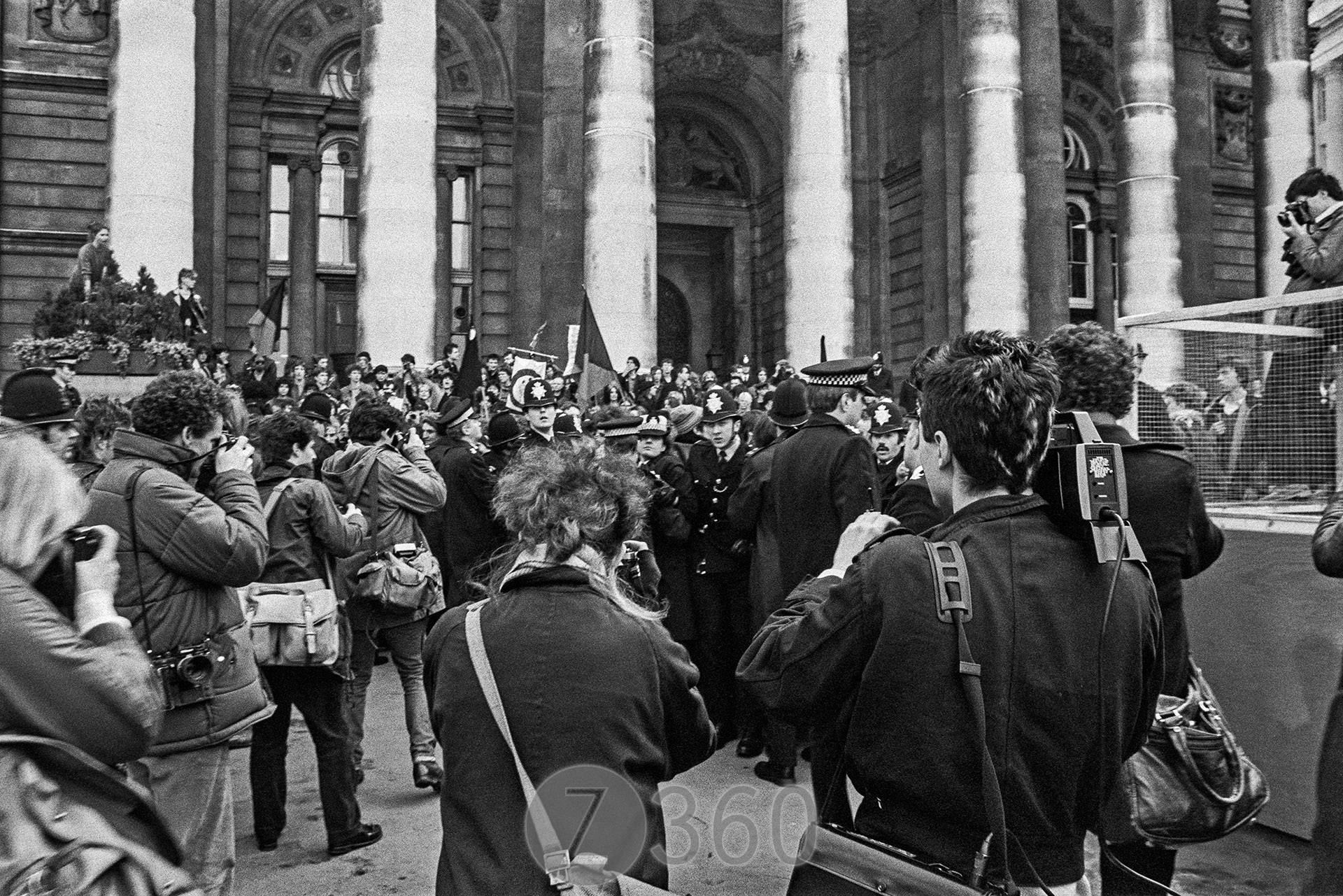The Photographers close in